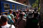 Chegada movimentada à estação de trem de Aguas Calientes, próxima à Machu Picchu, no Peru